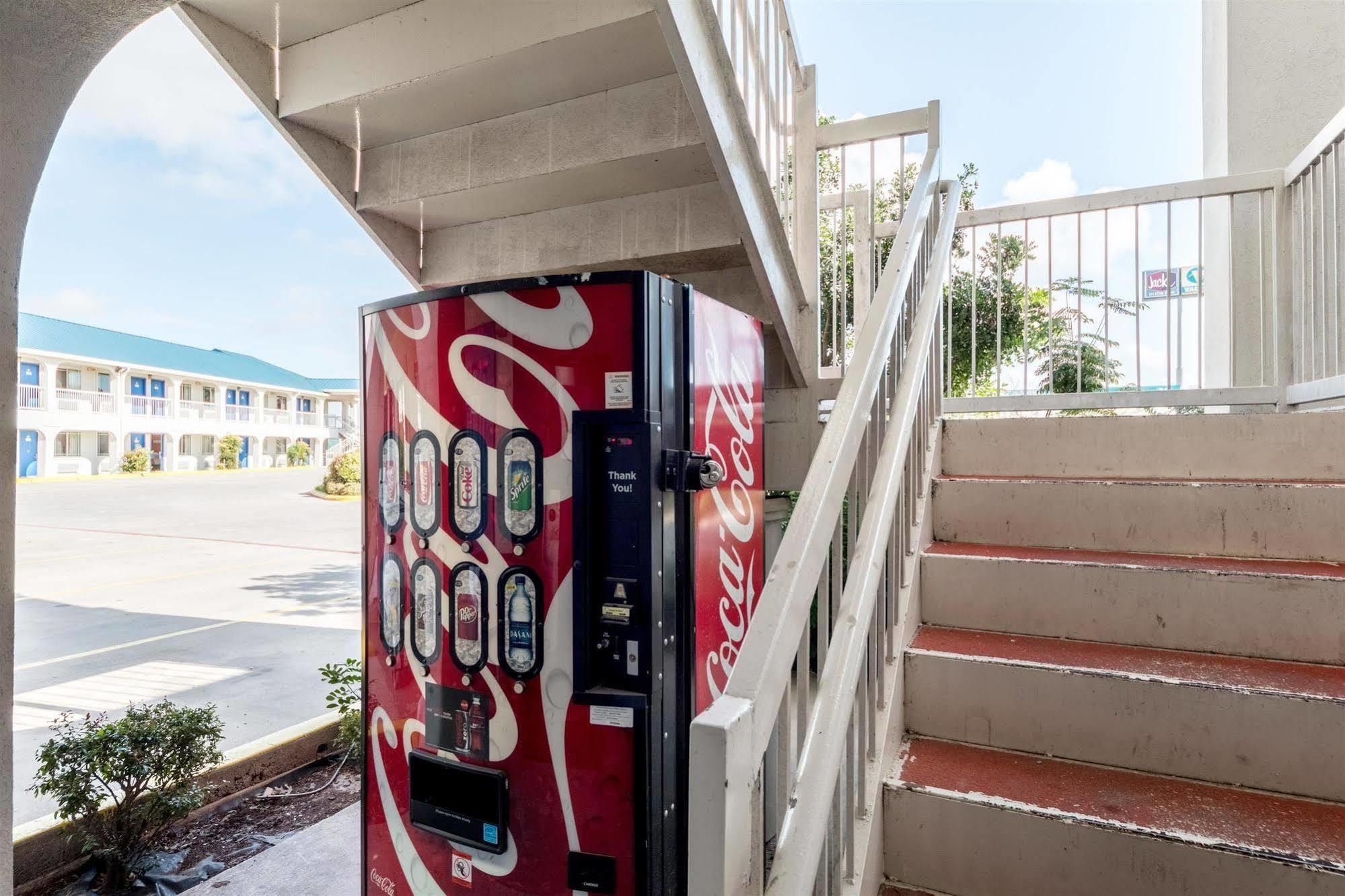 Motel 6 Seguin Tx Экстерьер фото